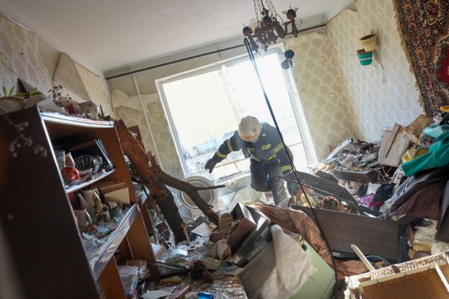 楚胡伊夫市消防队员进入被炸毁的居民楼搜救。(photo:BBC)