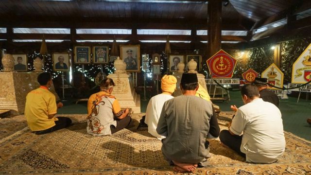 Para pengagum Suharto kerap datang ke makamnya untuk memanjatkan doa