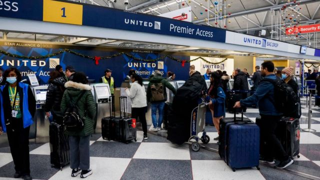 I passeggeri effettuano il check-in per i loro voli all'aeroporto internazionale di Chicago O'Hare