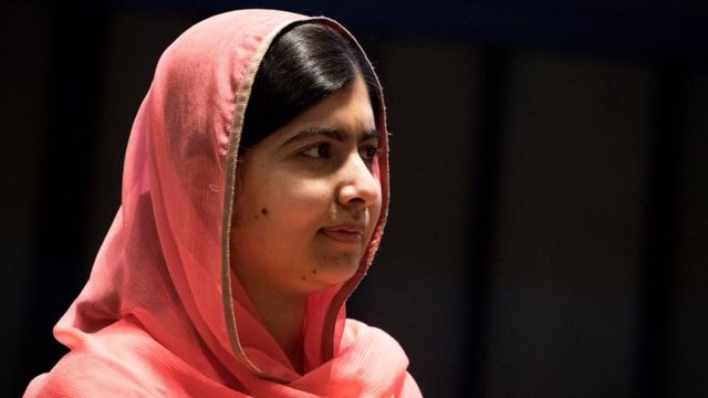 Malala Yousafzai ta tsaya lokacinda da aka bayana ta wakiliyar zaman lafiya ta MDD a ranar 10 ga watan Afrilu 2017