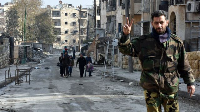 Un soldado sirio hace el signo de la victoria en Alepo.
