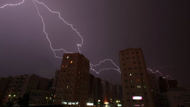 Qué hacer si te pilla dentro de casa una tormenta eléctrica: apaga el  móvil, no te duches y más