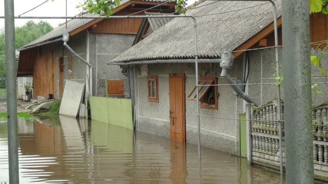 Повінь в Україні: у західних областях затоплені десятки будинків - BBC ...