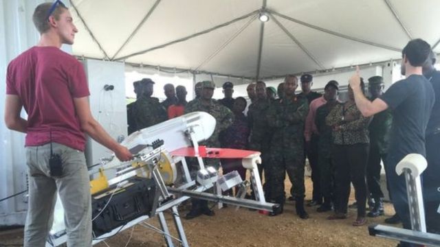 Les concepteurs des drones présentent les engins à des soldats rwandais.