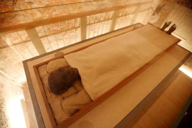 Мумія Тутанхамона, виставлена в його гробниці до століття відкриття Картера.
