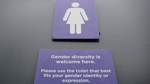 性别中立厕所欢迎使用者按照自己的性别认同选择要使用的厕所(photo:BBC)