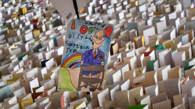 فيروس كورونا وفاة السير توم مور أيقونة مواجهة الوباء عن 100 عام بعد إصابته بكوفيد 19 Bbc News عربي