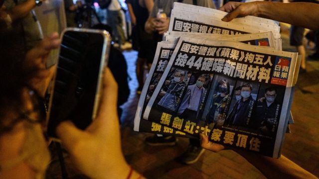 香港九龙旺角街头民众拿着刚出版的《苹果日报》拍照留念（18/6/2021）