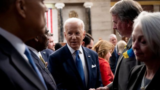 Joe Biden saludo a los oficiales que asistieron a su discurso una vez termina su intervención y se retira del Congreso.