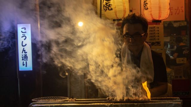 Pedagang makanan di warung kaki lima di Jepang