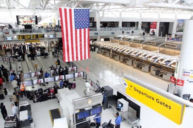 aeroporto com bandeira dos EUA