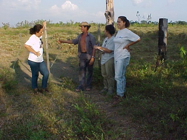 Ima com alunas e produtor em entrevista sobre capoeiras no nordeste paraense