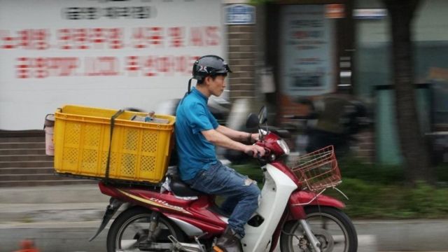 Hombre viaja en motocicleta en Corea del Sur.