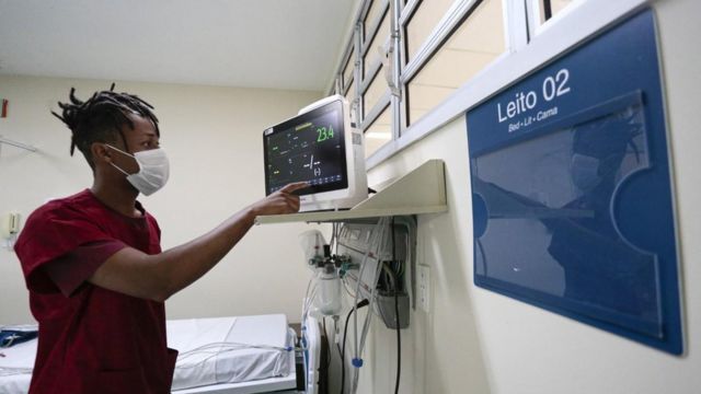enfermeiro mexendo em computador em hospital