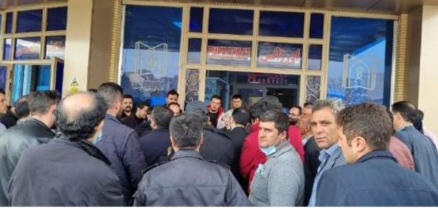 تجمع والدین دانش‌آموزان در مقابل بیمارستان سینا تبریز