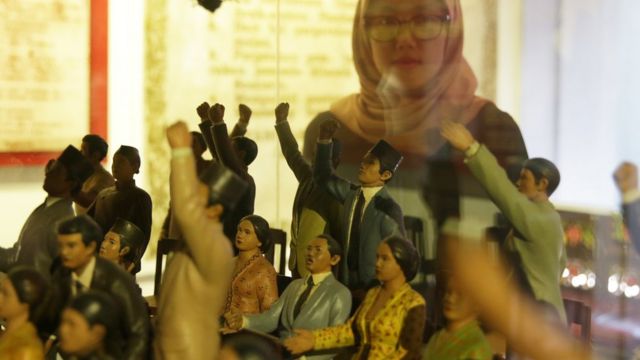 Pengunjung mengamati koleksi yang dipajang di Museum Sumpah Pemuda, Jakarta, Jumat (26/10/2018). Masyarakat ramai mengunjungi museum ini menjelang peringatan Hari Sumpah Pemuda ke-90 yang jatuh pada Minggu 28 Oktober 2018. ANTARA FOTO/Rivan Awal Lingga/foc.