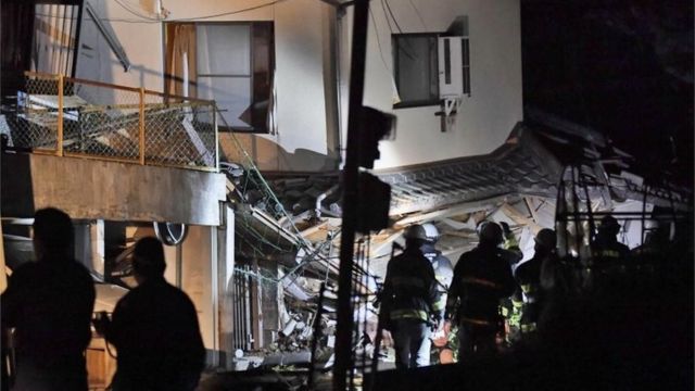 被害のあった建物に閉じ込められている人がいないか探す消防隊。住民のひとりはNHKに「住んでいるアパートが傾いている」と話した(15日)