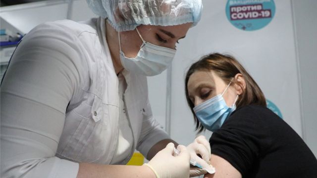 Российские власти активно зовут россиян не чураться прививки