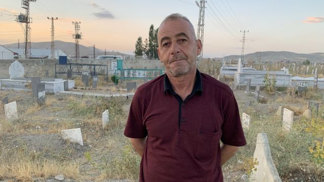 Ali Karal, "Ben buraya geldiğimde burada sadece iki mezar taşı vardı" diyor.