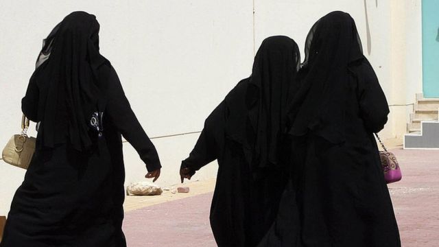 Tres mujeres cataríes de espaldas caminando por la calle