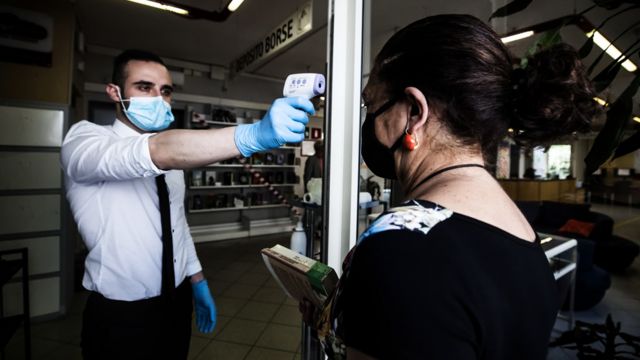 Проверка температуры у посетителей библиотеки в Риме