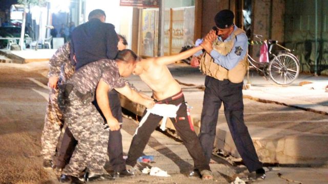 Policías le quitan cinturón explosivo.