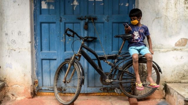 बच्चों को दिन में कितने घंटे स्मार्टफोन इस्तेमाल करना चाहिए - BBC News हिंदी