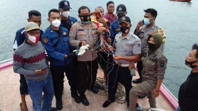 Polis ve balıkçılar, uçağa ait olduğu sanılan parçaları gösterdi.