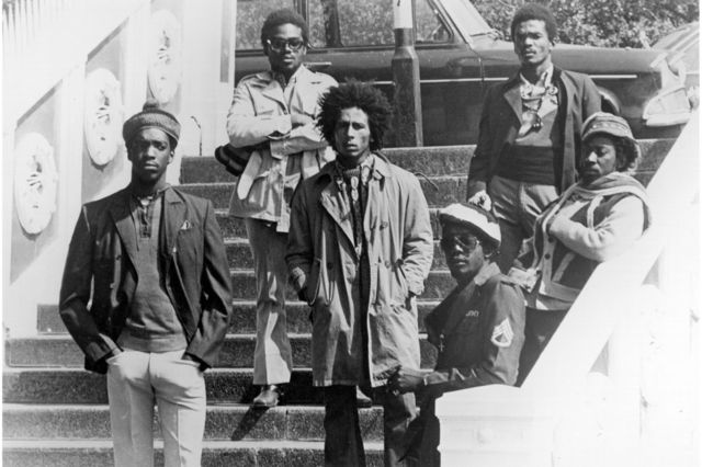 Bob Marley et les Wailers posent sur les marches à Londres
