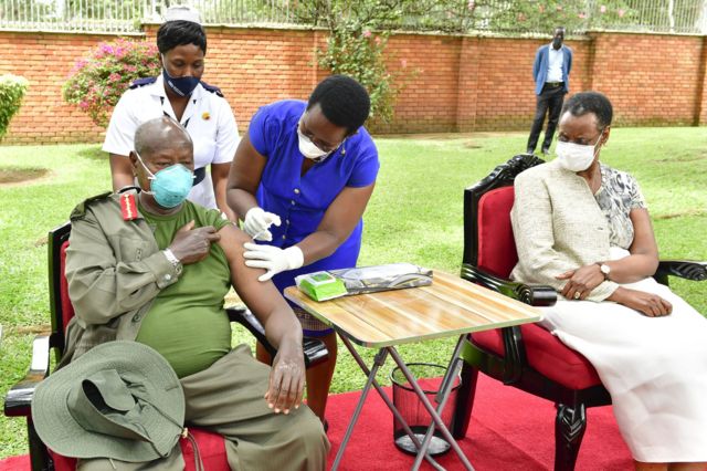 Rais wa Uganda Yoweri Museveni na mkewe mama Janet Museveni corona