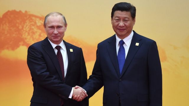 俄罗斯总统普京跟中国国家主席习近平握手
