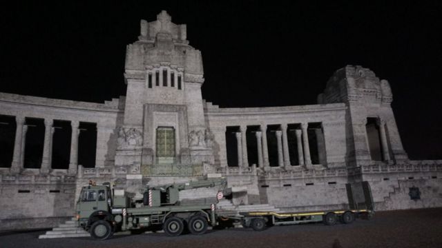 Un vehículo del ejército italiano delante del cementerio monumental de Bérgamo,la madrugada del jueves pasado.
