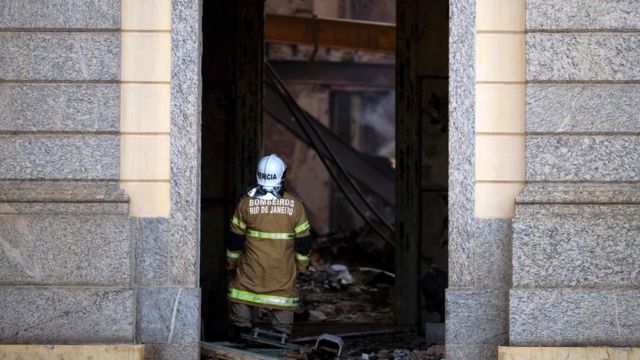 Bombeiro trabalha nos escombros do Museu Nacional, no Rio