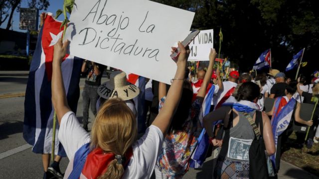 Cubanos en Miami protestando contra el régimen