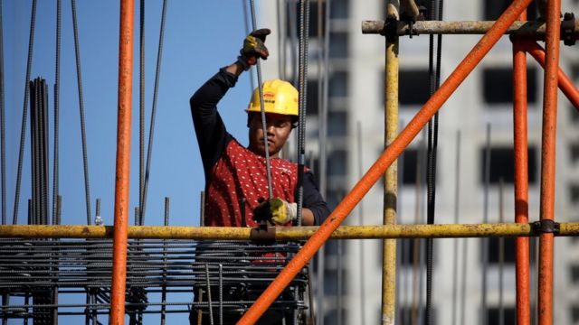 Un trabajador de la construcción de China