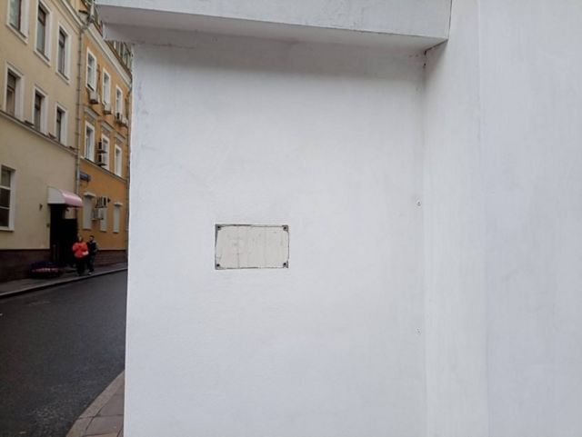 جای خالی پلاک‌هایی که در سن پترزبورگ ناپدید شده‌اند روی دیوارها پیداست