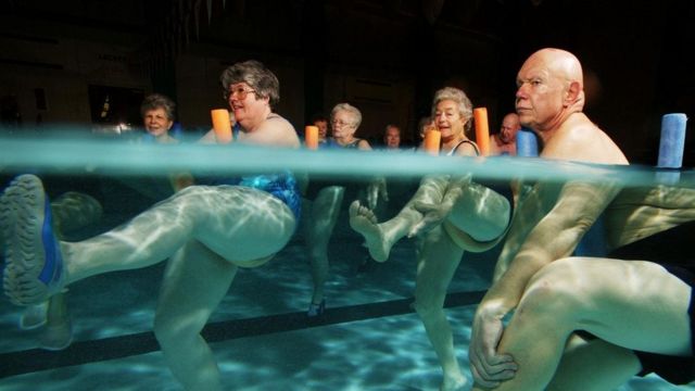 عدد من كبار السن في حوض للسباحة