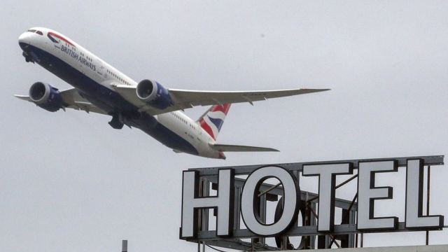 Avión despegando desde el aeropuerto principal de Londres.