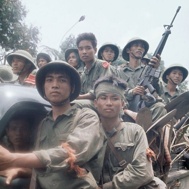 Des troupes nord-vietnamiennes entrent dans Saigon en véhicule, le 30 avril 1975