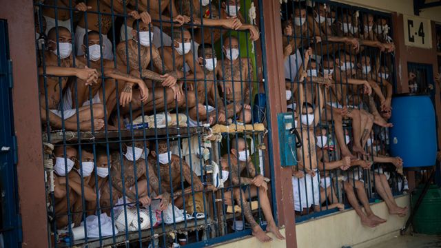 Presos en una cárcel en El Salvador durante una revisación, en 2020