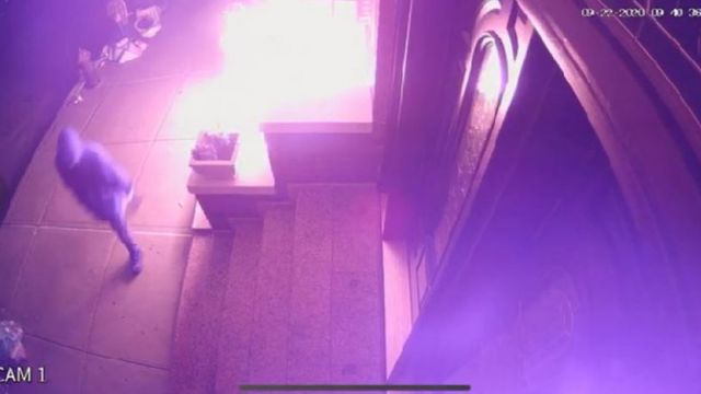 Фотографија коју су објавили амерички тужиоци показује како један од осумњичених наводно подмеће пожар у жртвиној кући