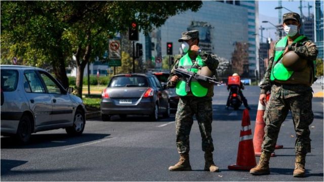 Tras decretarse el estado de excepción constitucional, los militares están a cargo de resguardar la seguridad en el país.