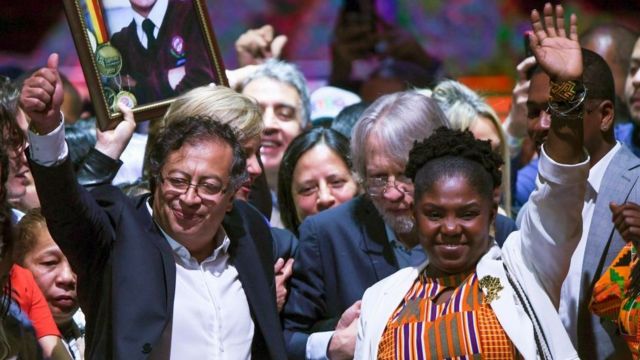 El presidente Gustavo Petro y su compañera de fórmula, Francia Márquez, celebran después de ganar la segunda vuelta de las elecciones presidenciales el 19 de junio de 2022