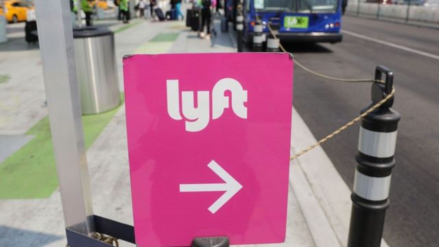Cartel con el logo de Lyft.