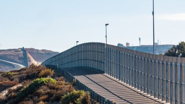 Muro na fronteira dos EUA com o México em San Diego/Tijuana