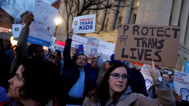 Yaklaşık 200 kişi Beyaz Saray önünde Trump yönetiminin bu adımını protesto etti