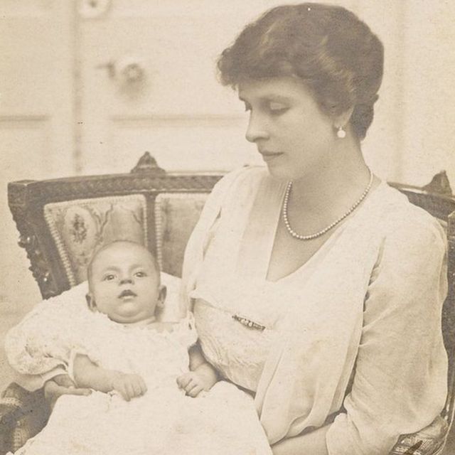 Принц Филипп в младенчестве на руках у матери