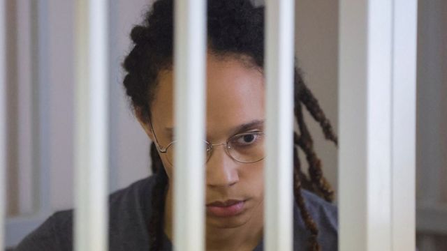 Brittney Griner sentada em uma cela em um tribunal na Rússia em agosto