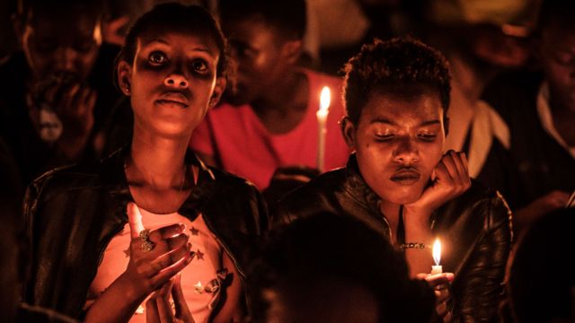 Des femmes tiennent des bougies pendant une veillée nocturne et une prière au stade Amahoro dans le cadre de la 25e commémoration du génocide de 1994, à Kigali, au Rwanda - 7 avril 2019