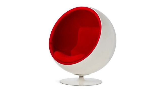 在维特拉设计博物馆名为《塑料：正在重塑我们的世界》的展览，展出芬兰设计师埃罗·阿尔尼奥（ Eero Aarnio ）1963年的著名作品半球椅。(photo:BBC)